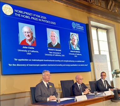 بريطاني وفرنسي وأمريكي يتقاسمون جائزة نوبل للفيزياء 2025