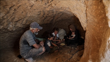 Çadır almakta zorluk çeken Gazzeli baba, bir tepeyi oyarak ailesi için barınak yaptı