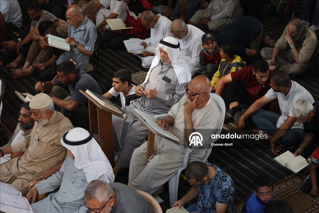 Gazze'de ateşkesin yürürlüğe girmesinin ardından ilk cuma namazı kılındı
