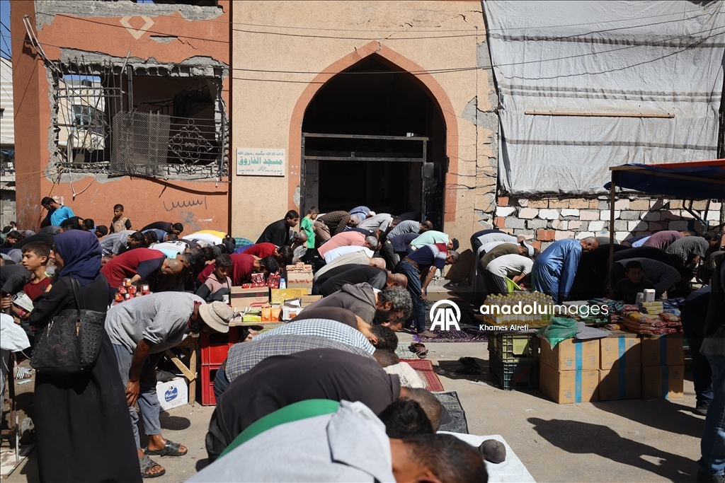 Gazze'de ateşkesin yürürlüğe girmesinin ardından ilk cuma namazı kılındı