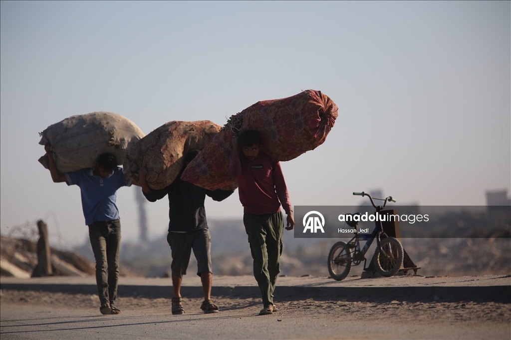Palestinians return to their homes following the ceasefire agreement in Gaza Strip