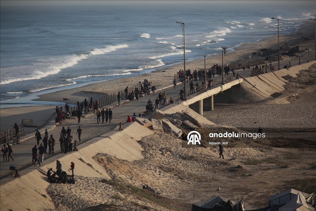 Palestinians return to their homes following the ceasefire agreement in Gaza Strip