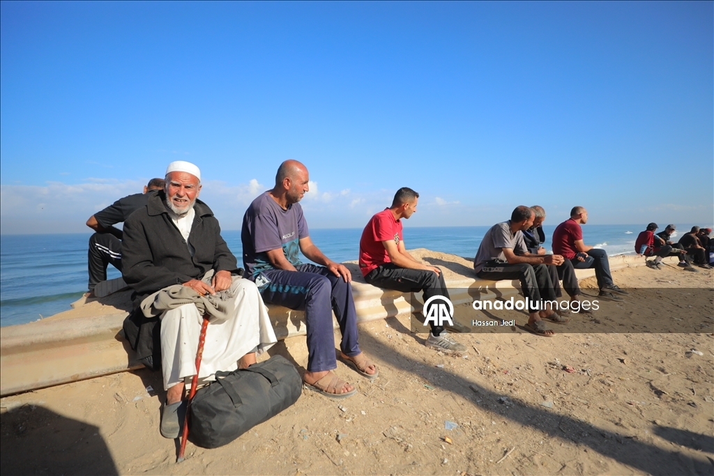 Palestinians return to their homes following the ceasefire agreement in Gaza Strip