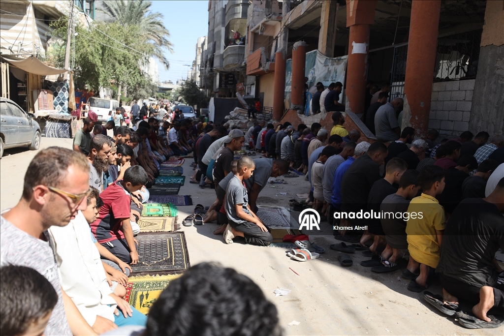 Gazze'de ateşkesin yürürlüğe girmesinin ardından ilk cuma namazı kılındı