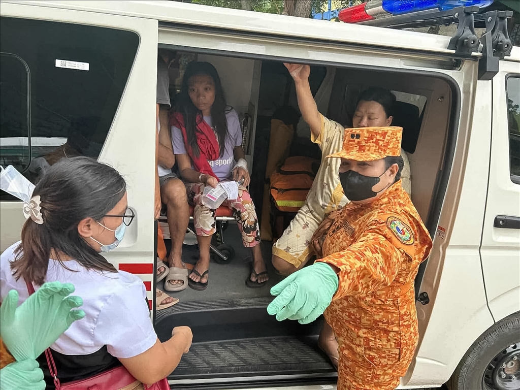 Filipinler'in güneyindeki Mindanao Adası açıklarında 7,4 büyüklüğünde deprem