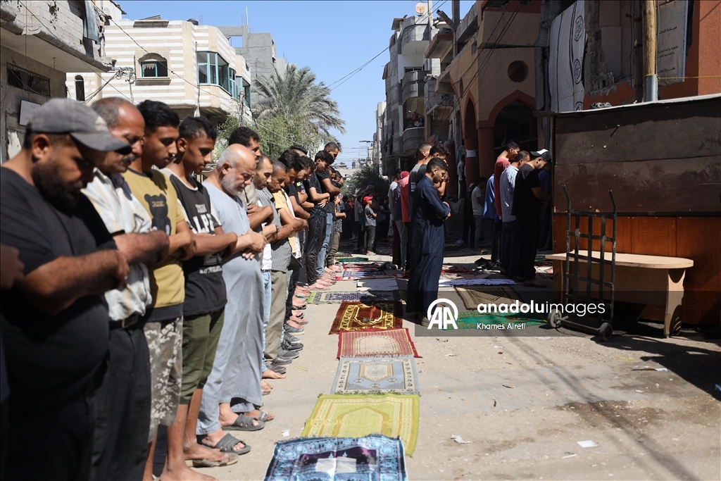 Gazze'de ateşkesin yürürlüğe girmesinin ardından ilk cuma namazı kılındı