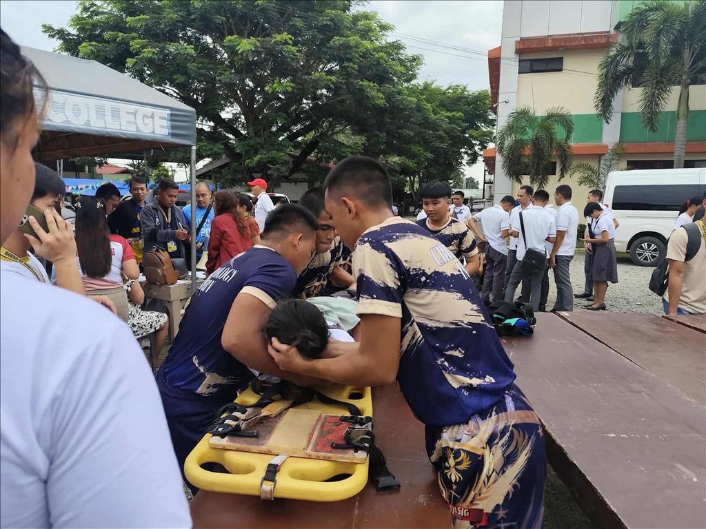Filipinler'in güneyindeki Mindanao Adası açıklarında 7,4 büyüklüğünde deprem 