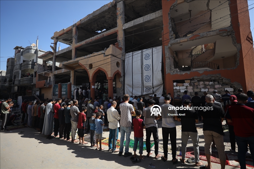 Gazze'de ateşkesin yürürlüğe girmesinin ardından ilk cuma namazı kılındı