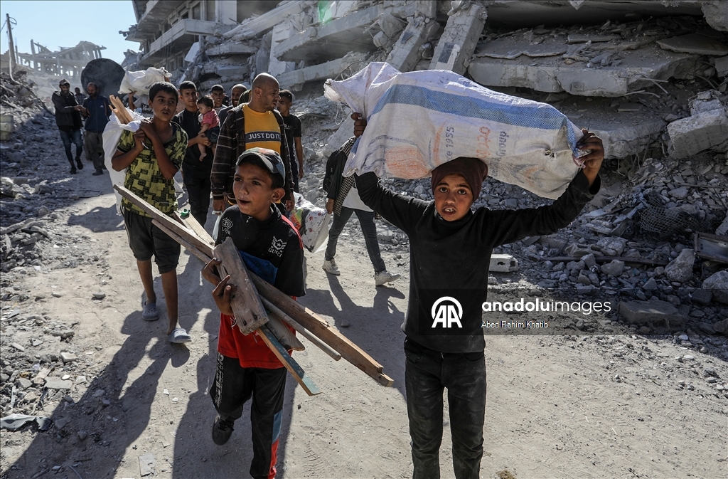 هزاران فلسطینی پس از اجرای آتشبس در غزه شروع به بازگشت به منازل خود کردند