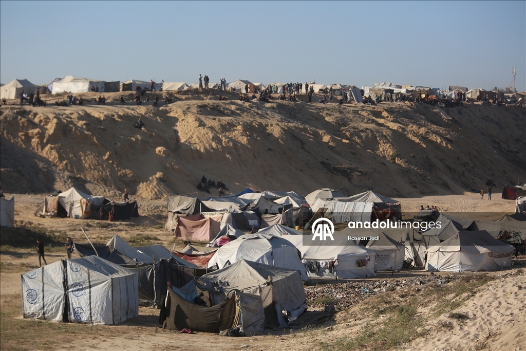Palestinians return to their homes following the ceasefire agreement in Gaza Strip