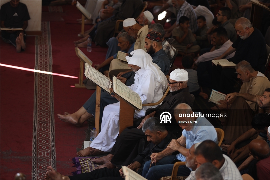 Gazze'de ateşkesin yürürlüğe girmesinin ardından ilk cuma namazı kılındı