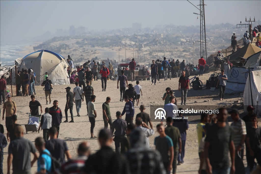 Palestinians return to their homes following the ceasefire agreement in Gaza Strip