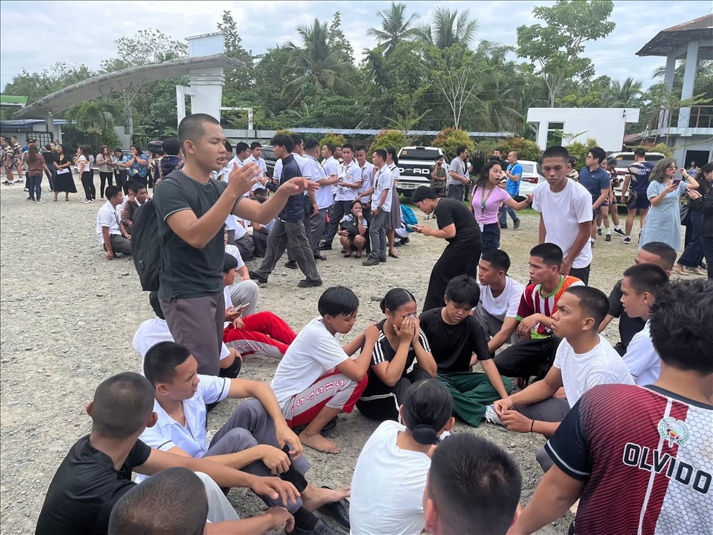 Filipinler'in güneyindeki Mindanao Adası açıklarında 7,4 büyüklüğünde deprem 