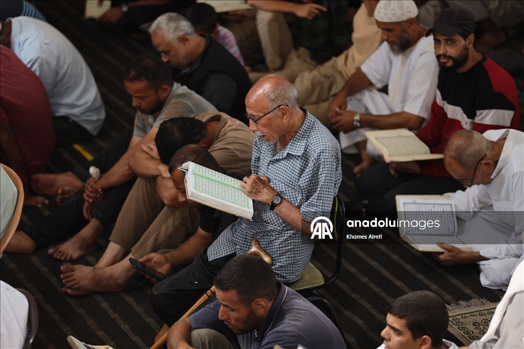 Gazze'de ateşkesin yürürlüğe girmesinin ardından ilk cuma namazı kılındı