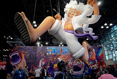  New York Comic Con 2025 kicks off with crowds of fans and cosplayers