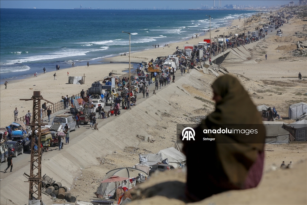 Palestinians continue returning north in Gaza as ceasefire enters second day