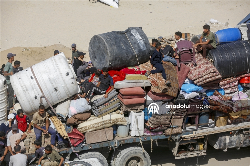 Palestinians continue returning north in Gaza as ceasefire enters second day
