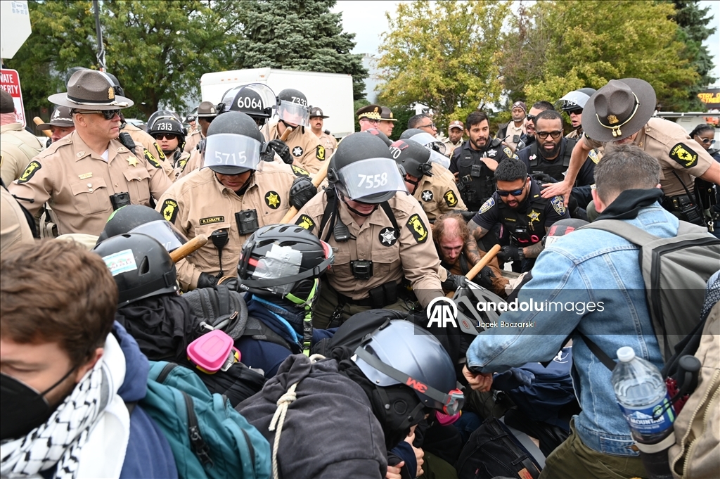 У здания иммиграционной и таможенной полиции в Иллинойсе произошло столкновение между протестующими и полицией