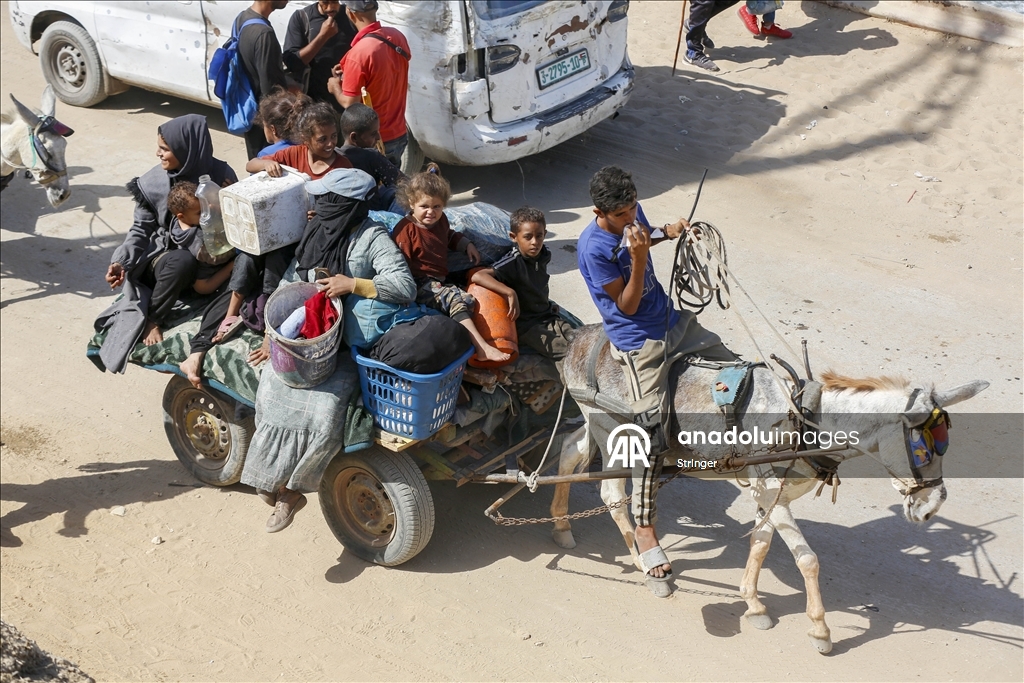 Palestinians continue returning north in Gaza as ceasefire enters second day