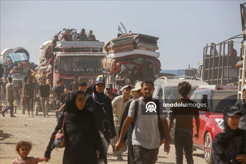 Palestinians continue returning north in Gaza as ceasefire enters second day