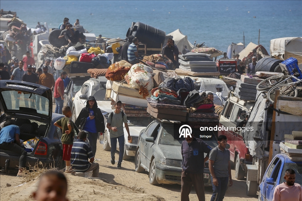 Palestinians continue returning north in Gaza as ceasefire enters second day