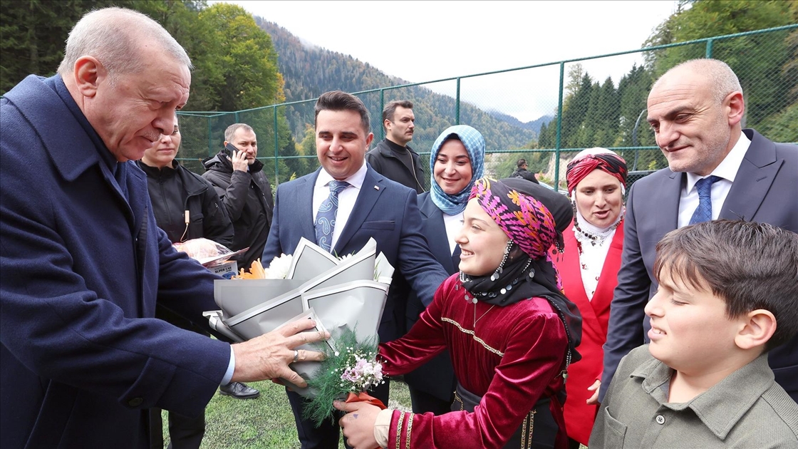 Cumhurbaşkanı Erdoğan, Rize'de Ayder Yaylası'nı ziyaret ederek vatandaşlarla sohbet etti