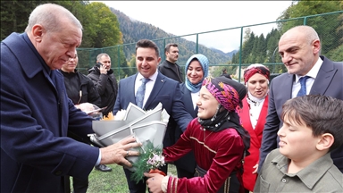 Cumhurbaşkanı Erdoğan, Rize'de Ayder Yaylası'nı ziyaret ederek vatandaşlarla sohbet etti