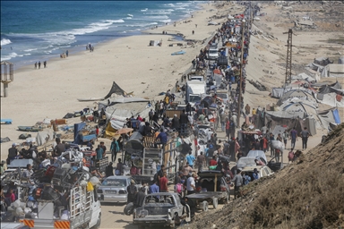 Palestinians continue returning north in Gaza as ceasefire enters second day