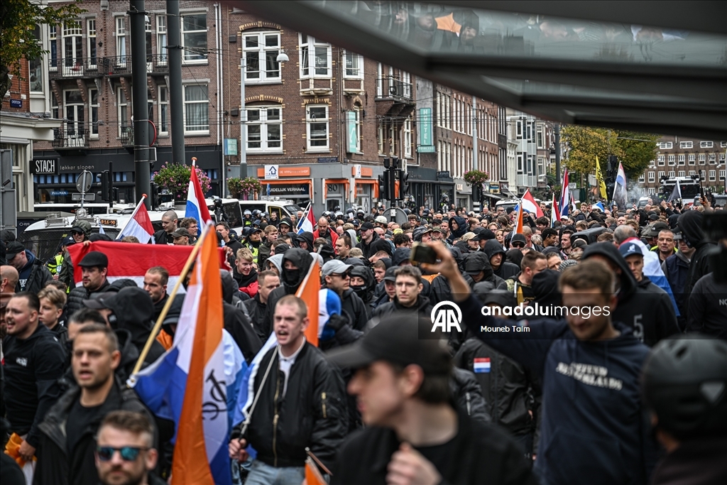 Amsterdam'da göçmen karşıtları gösteri düzenledi