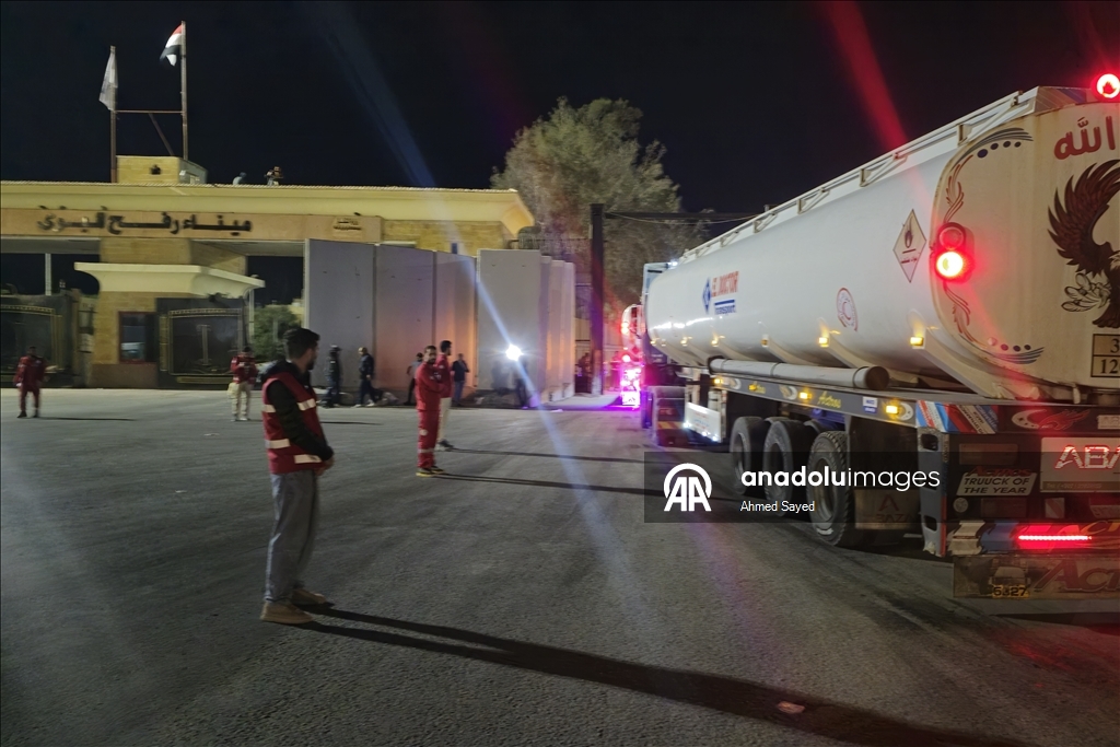 TIRên alîkariya mirovî dibin Xezeyê ji Deriyê Sînorî yê Refahê derbas dibin
