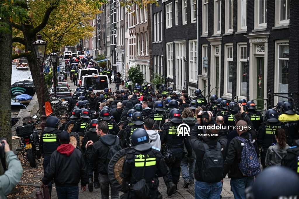 Amsterdam'da göçmen karşıtları gösteri sonrası polis müdahalesi