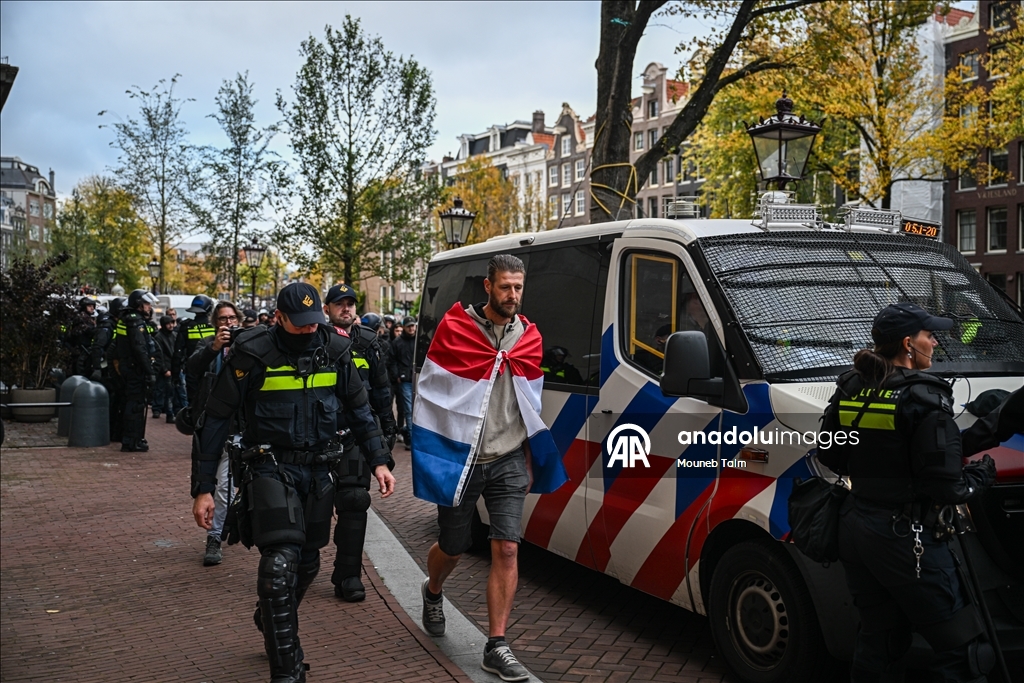 Amsterdam'da göçmen karşıtları gösteri sonrası polis müdahalesi