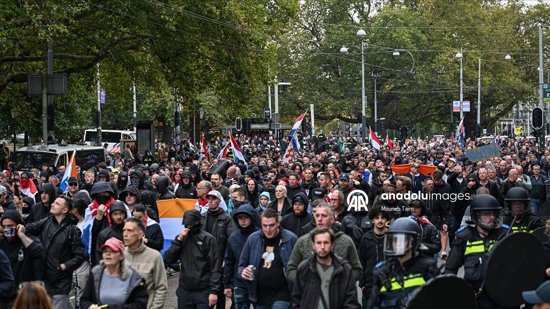 Amsterdam'da göçmen karşıtları gösteri düzenledi
