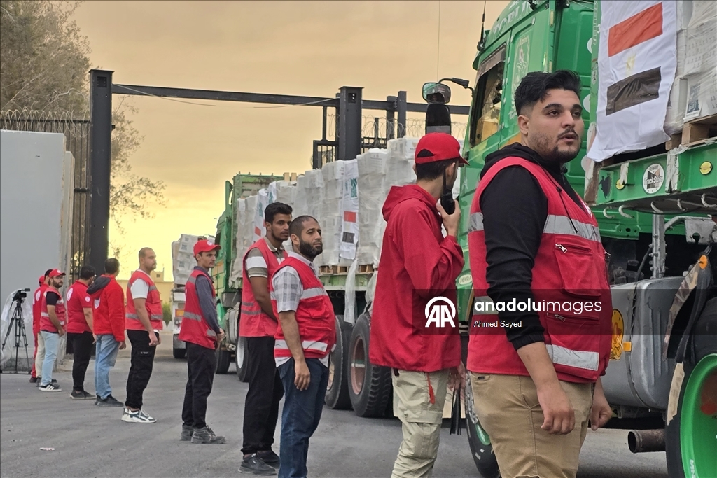 TIRên alîkariya mirovî dibin Xezeyê ji Deriyê Sînorî yê Refahê derbas dibin