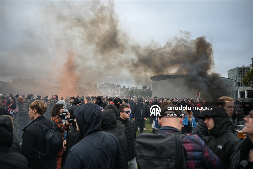Amsterdam'da göçmen karşıtları gösteri düzenledi