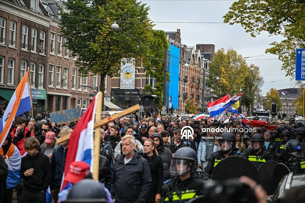 Amsterdam'da göçmen karşıtları gösteri düzenledi