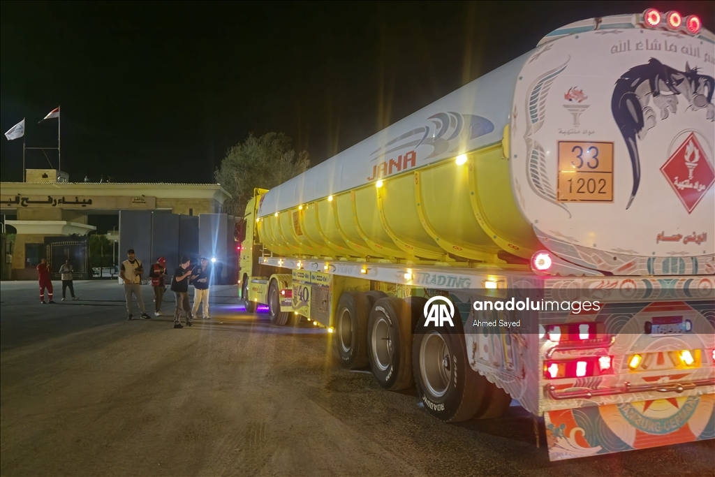 TIRên alîkariya mirovî dibin Xezeyê ji Deriyê Sînorî yê Refahê derbas dibin