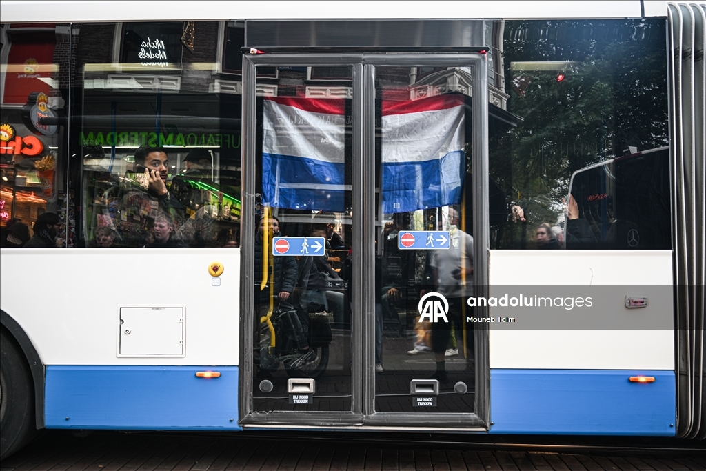 Amsterdam'da göçmen karşıtları gösteri sonrası polis müdahalesi