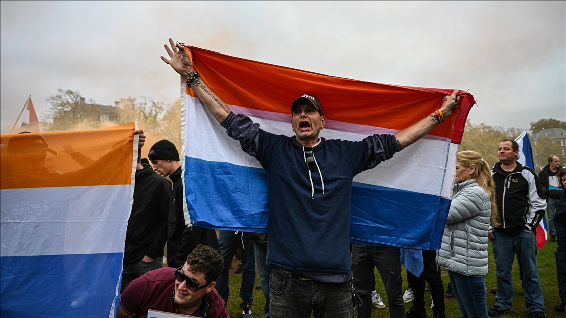 Amsterdam'da göçmen karşıtları gösteri düzenledi