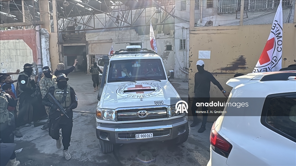 Hamas Gazze'deki İsrailli esirleri Kızılhaç heyetine teslim etmeye başladı
