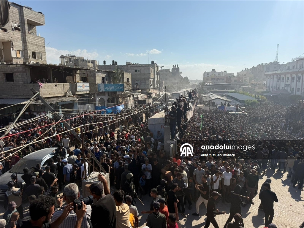 وصول دفعة أولى من الأسرى الفلسطينيين المُفرج عنهم من سجون إسرائيل إلى مجمع ناصر الطبي جنوبي قطاع غزة