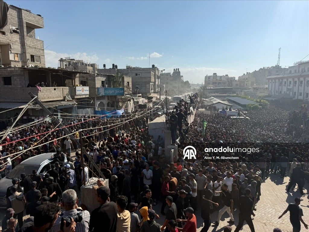 وصول دفعة أولى من الأسرى الفلسطينيين المُفرج عنهم من سجون إسرائيل إلى مجمع ناصر الطبي جنوبي قطاع غزة