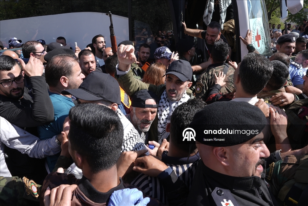 وصول أسرى فلسطينيين من سجن "عوفر" الإسرائيلي إلى رام الله