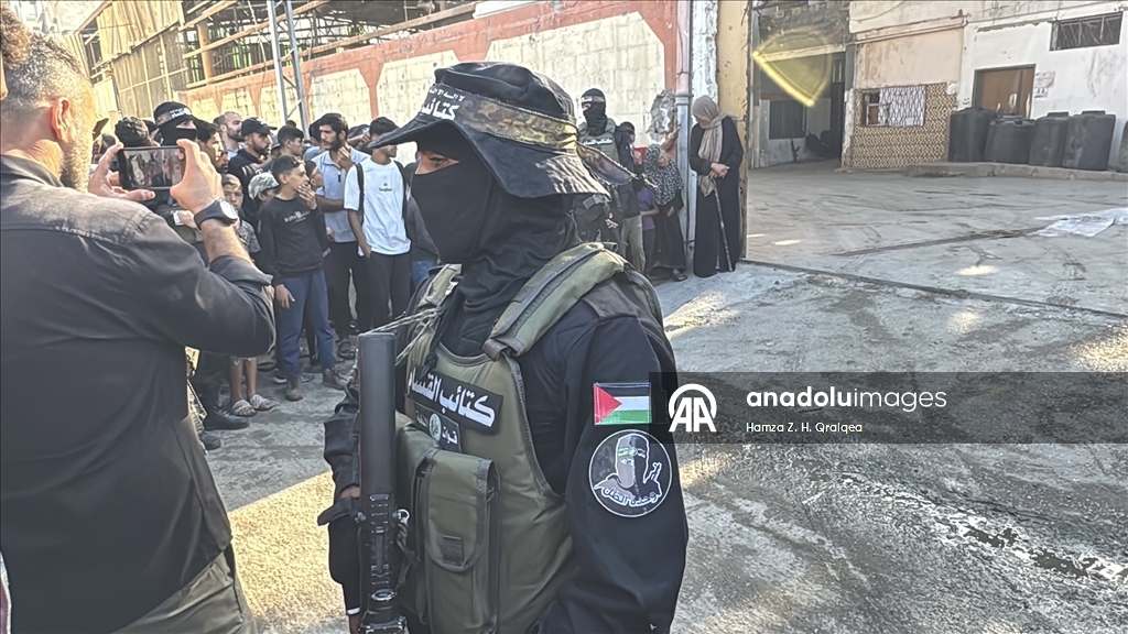 Hamas Gazze'deki İsrailli esirleri Kızılhaç heyetine teslim etmeye başladı