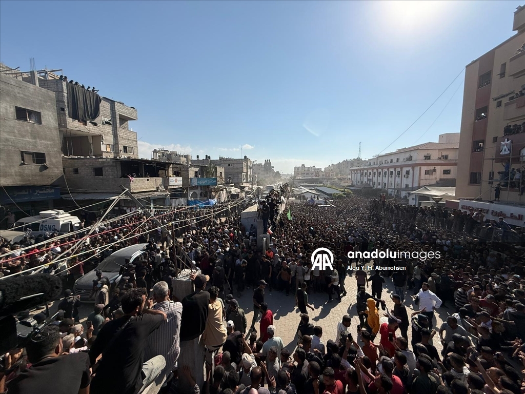 وصول دفعة أولى من الأسرى الفلسطينيين المُفرج عنهم من سجون إسرائيل إلى مجمع ناصر الطبي جنوبي قطاع غزة