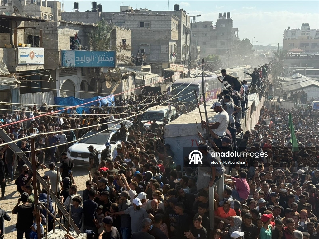 وصول دفعة أولى من الأسرى الفلسطينيين المُفرج عنهم من سجون إسرائيل إلى مجمع ناصر الطبي جنوبي قطاع غزة