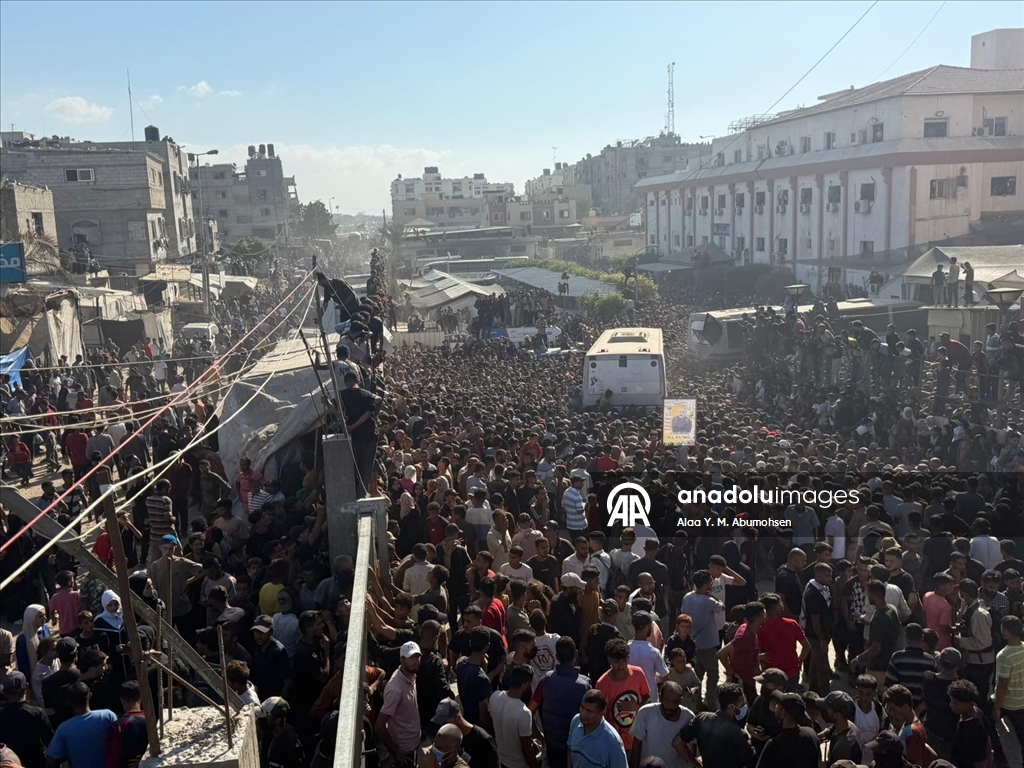 وصول دفعة أولى من الأسرى الفلسطينيين المُفرج عنهم من سجون إسرائيل إلى مجمع ناصر الطبي جنوبي قطاع غزة