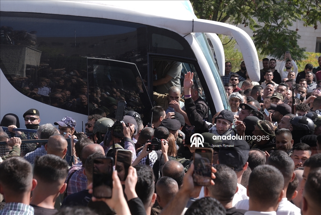 وصول أسرى فلسطينيين من سجن "عوفر" الإسرائيلي إلى رام الله