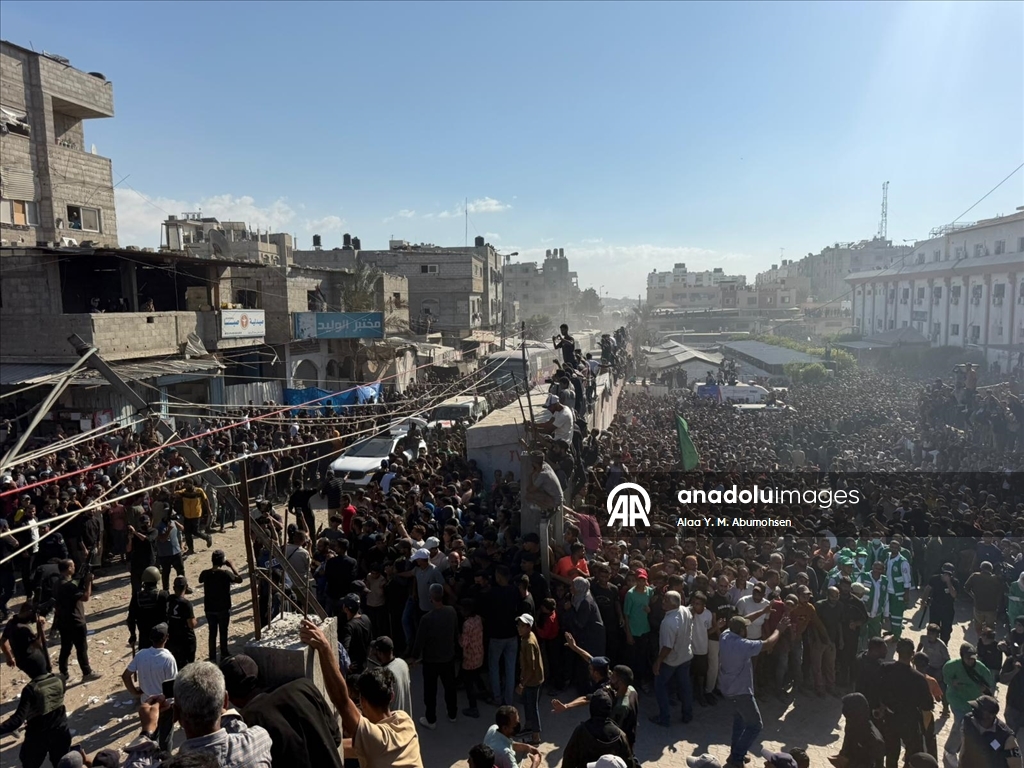 وصول دفعة أولى من الأسرى الفلسطينيين المُفرج عنهم من سجون إسرائيل إلى مجمع ناصر الطبي جنوبي قطاع غزة