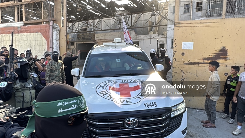Hamas Gazze'deki İsrailli esirleri Kızılhaç heyetine teslim etmeye başladı